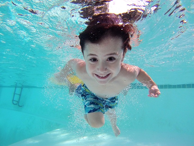 dítě koupající se v bazénu