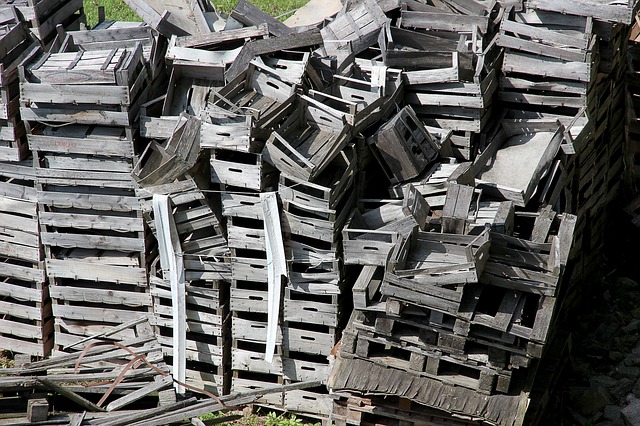 hromada přepravek